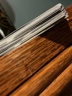 Pokémonkort bunt mystery ca 35 kort - Säljer en bunt Pokémonkort med klassisk blå baksida och Pokéball-design. Perfekt för samlare eller dig som vill bygga din egen kortlek. Korten är av papper och har färgerna blå, vit, röd och gul. Grymt till dig som gillar Pokémon och trading cards!