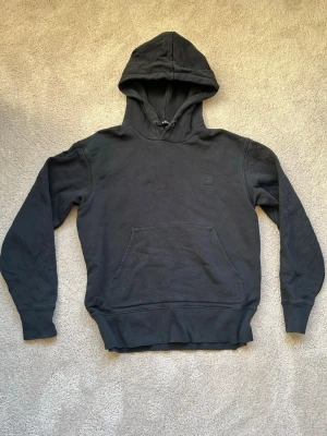 Svart hoodie från Acne Studios - Fin Hoodie från acne studios. Ny pris 3500kr