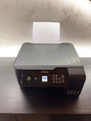 Epson Ecotank ET-2721 - Nästan ny! - Säljer Epson EcoTank ET-2721 i nästan nyskick. Använd max 20 gånger och fungerar perfekt. Plast sitter kvar på delar av skrivaren och den levereras i originalkartong. Prisvärd modell med påfyllningsbara bläcktankar som ger låg driftskostnad – perfekt för hem eller hemmakontor. Funktioner: • Skriv ut / Skanna / Kopiera • WiFi • Färgskrivare • Kompakt design Nypris ca 2 500 kr - Mitt pris: 1999kr. Kan hämtas eller skickas! 🌟