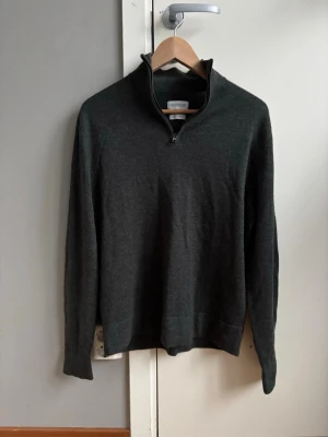 Tgd Merino Quarter zip  - En Quarter zip i Superior Merino från These Glory Days. Mörkgrön och storlek M. I mycket bra skick. Hör av er vid frågor eller om ni vill ha bilder eller mått! Skickar inom 24h ✅