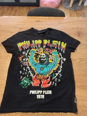 Philipp plein t-shirt - Philipp plein t -shirt köpt i nk för ca 7400 kr tags o allt sånt finnas kvar 