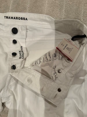Tramarossa Jeans - Säljer ett par vita tramarossa jeans i nästan oanvändt skick. Storleken är 34 men de är ganska små i storleken. Lapp och påse finns också. Om något undras över så skriv gärna😁 