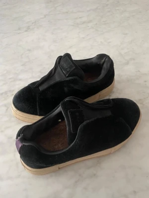 Svarta sneakers i sammet från Eytys - Stilrena svarta sneakers från Eytys. I stl 37, bra skick