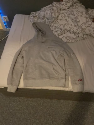 Chrome hearts hoodie  - Tjena säljer en chrome hearts hoodie på grund av att den är för liten på mig. Riktigt snygg använd rätt så mycket men inga skador eller märken. Priset går att diskutera