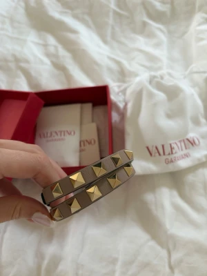 Dubbelt valentino armband  - Säljer detta dubbla valentinoarmbandet! Använt en del men i väldigt bra skick (se bilder), allt på bild 2 tillkommer 💕