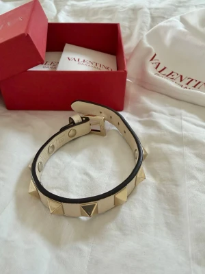 Valentino armband  - Säljer detta valentino armband då det tyvärr inte kommer till användning längre! Det har använts en del men i väldigt bra skick (se bilder) 💕allt på bild 2 tillkommer. Nypris 3085kr 