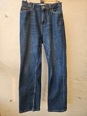 Blå raka jeans med hög midja - Klassiska blå jeans med rak passform och hög midja från Primark. Storlek 36. Fint skick!