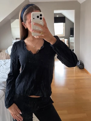 Svart topp från VILA - Svart din topp från VILA i storlek xs, andvänds inte🤍