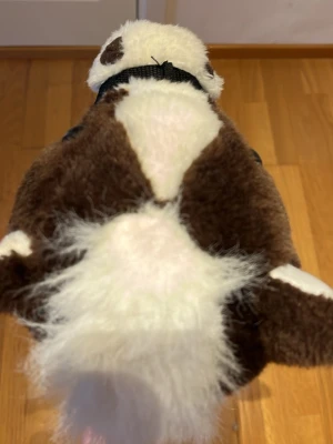 Käpphäst med brunt och vitt plyschhuvud - Säljer en käpphäst med mjukt plyschhuvud i brunt och vitt. Hästen har vita detaljer på nos, panna. Svart tygtygel sitter fast runt huvudet. Perfekt för lek och fantasiäventyr!