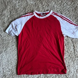 Röd och vit retro sport t-shirt - Perfekt för dig som gillar vintagevibbar och enkel stil. Passar nu till sommaren!