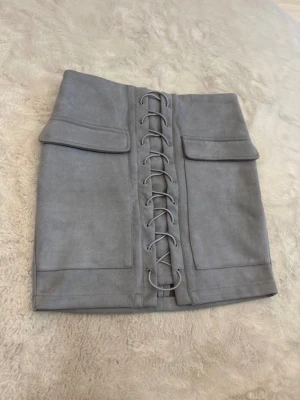 Kjol med snörning  - Vet ej vart den är köpt, men är i väldigt fint skick