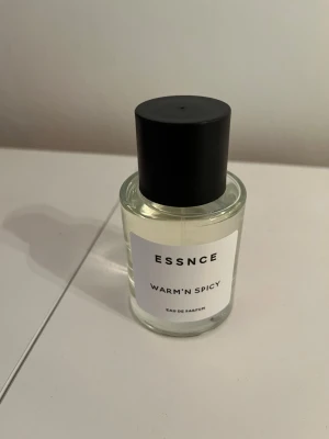 Essnce parfym Warm’n spicy  - Parfym från Essnce Warm’n spicy. Endast provdoftat så inprincip som ny. Förvarats svalt och mörkt 