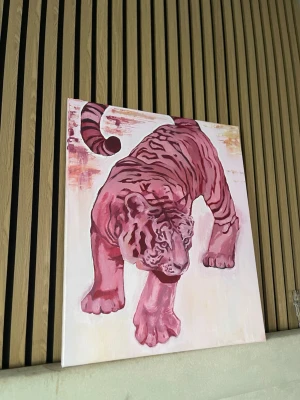Tavla med rosa tiger - Unik tavla föreställande en rosa tiger med mörkare ränder, målad på canvas. Konstverket har en modern och färgstark stil med inslag av vitt och rött i bakgrunden. Målad i olja, kom med bud💝55x46