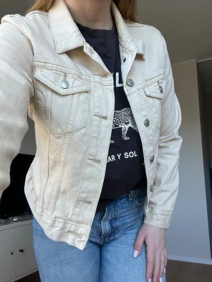 Beige jeansjacka / denimjacka  – clean trendig neutral färg, stl XS - Beige jeansjacka i snygg neutral färg som passar till allt. Kan stylas i en minimalistisk eller lätt Y2K-inspirerad look. Väldigt fint skick och sparsamt använd.  Perfekt till vår, sommar och tidig höst.