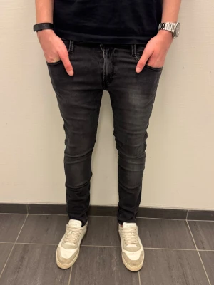 REPLAY ANBASS JEANS  - Replay Anbass Jeans. Mycket bra skick. Storlek: 30/32. Hör av dig vid fler frågor eller funderingar!