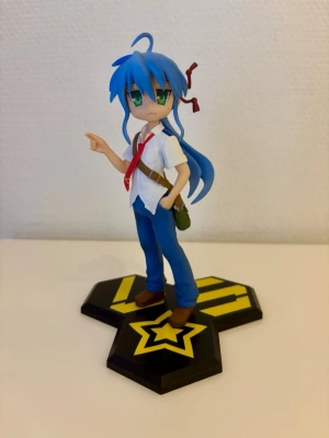 LUCKY STAR Konata x Macross Frontier - Figur med secondhand value på minst 500-800kr, men eftersom hon saknar ett litet flygplan hon ska hålla i handen så drar jag ner priset. Annars i bra skick