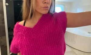 Stickad väst - Säljer en fin stickad tröja. Går att använda som den är och över tshirt. Jättefint skick och sticks inte💖💞🌺Sitter oversized.