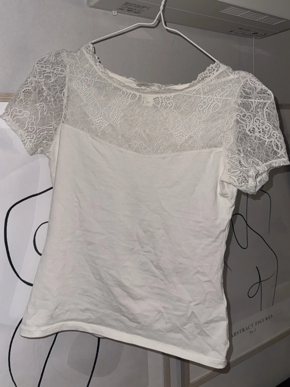 Vit blus med spetsdetaljer