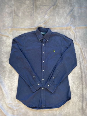 Ralph Lauren Skjorta - Ralph Lauren skjorta i grym skick! Storlek M, endast något få märke som bör gå bort i tvätten. Priset är inte spikat!