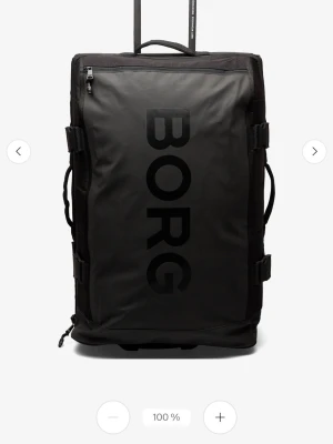 Svart resväska från Björn Borg - Stor svart resväska från Björn Borg med tydlig logotyp på framsidan. Väskan har en rektangulär form, dragkedja upptill, teleskophandtag och sidoremmar för extra stabilitet. Materialet är slitstarkt och passar perfekt för längre resor.