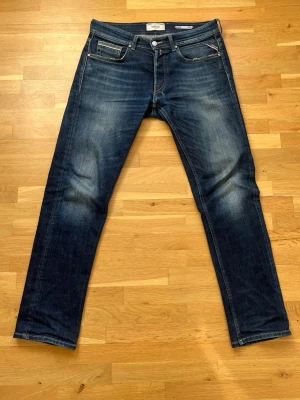 Replay Grover  - Säljer ett par mörkblå Replay Grover Straight fit jeans med najs tvätt. Storlek W32 L32