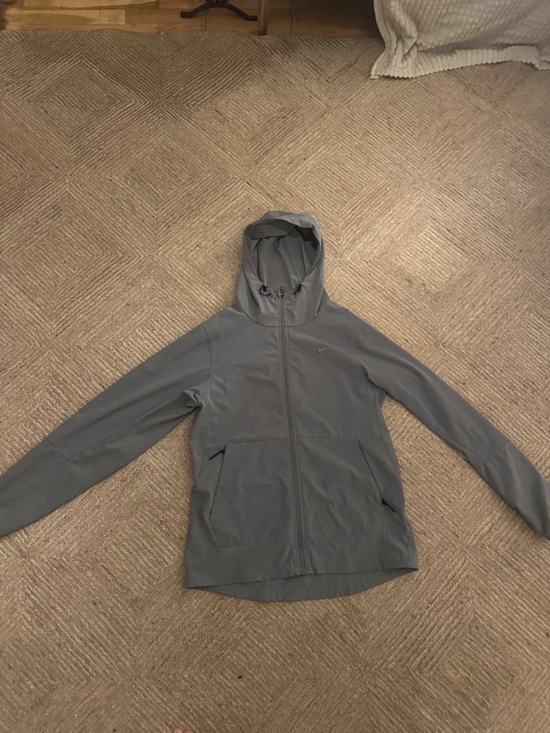 Grå vindjacka med huva från Nike