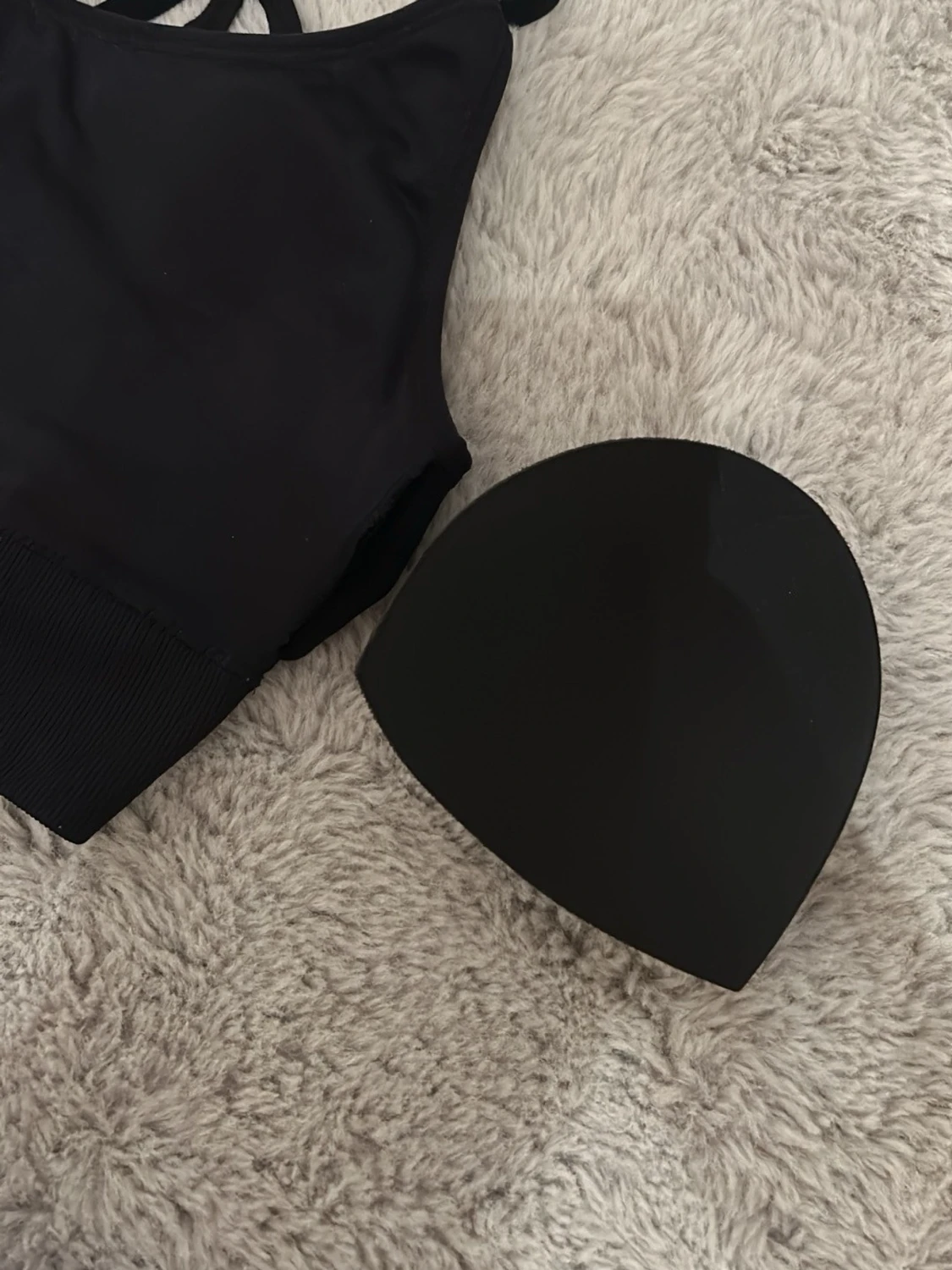 Svart sport-bh från FUZY med korsade band - 2