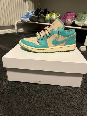 Nike Air Jordan 1 Low turkos/beige - Säljer ett par Nike Air Jordan 1 Low sneakers i en fräsch turkos och beige färgkombination. Helt okej mycket använda men de finns liv kvar, perfekta sommarskon. Bara att höra av er ifall ni har några frågor.  