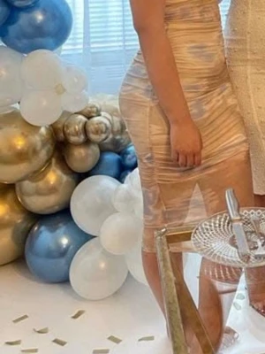 Beige och vit randig kort klänning - Säljer en kort, figurnära kjol och topp med beige och vita ränder. ”Klänningen” har en kroppsnära passform och är ärmlös, perfekt för sommarens alla tillfällen. Materialet är troligtvis polyester eller bomull för en stretchig känsla.