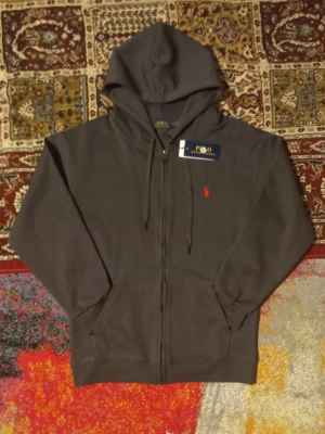 RL zip upp Hoodie - En helt ny snygg hoodie✅️ jätte fin och bra kvalitet på den💯.