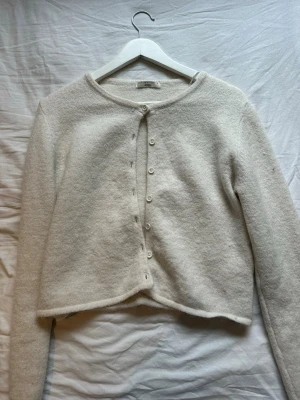 Kofta från Gina - Jättefin kofta från Gina Tricot💞sparsamt använd men har inte används alls på ett bra tag, priset är diskuterbart men kom med rimliga förslag ☺️