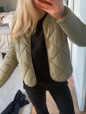 Olivgrön quiltad jacka byte!!!! - Vill någon byta denhär jackan mot storlek s, den är i xxs nu!