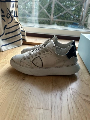 Philippe model 41 - Philippe model skor använda i typ ett år, skick 7/10, inga hål i skorna, nypris ca 3600 kr