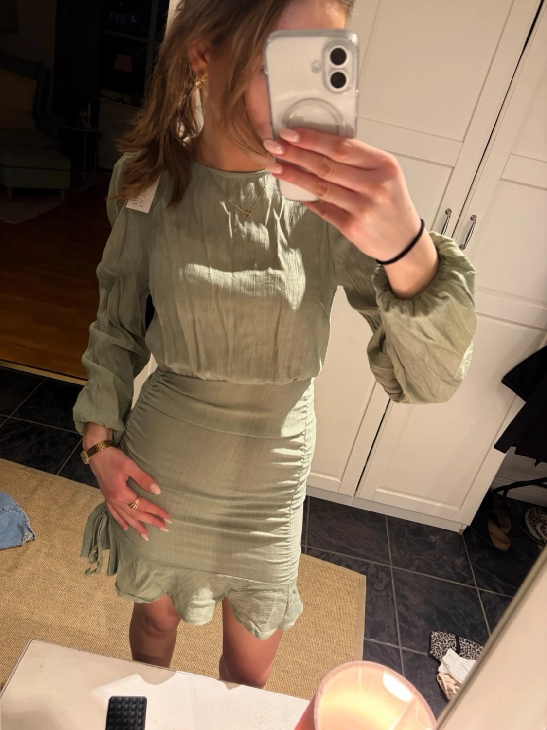 Ljusgrön omlottklänning med volang