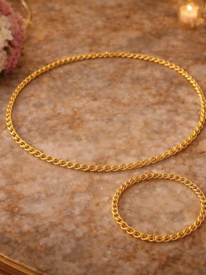 Guldfärgat kedjehalsband rostfritt stål  - Snyggt guldfärgat halsband med klassisk kedjedesign. Halsbandet har en elegant, tvinnad länk som ger en stilren och modern look. Perfekt för att lyfta vilken outfit som helst. Materialet ser ut som metall med en blank finish.