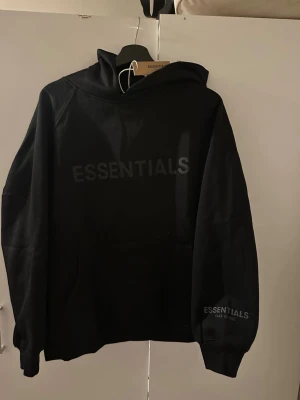 Essentials - Säljer nu med Essentials hoodie, den är snygg och fräsch passar in perfekt med allt. Helt ny oanvänd, kom med ett pris förslag så löser vi det 🫡