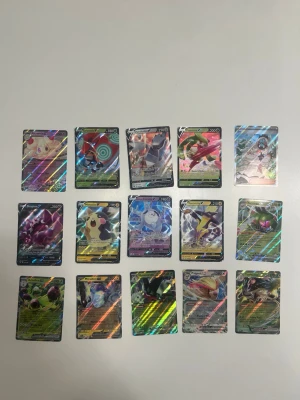 Pokémon Kort Budgivning - Ge bud! Säljer alla dessa, högst bud får de! Skriv dm för fler funderingar eller bilder.