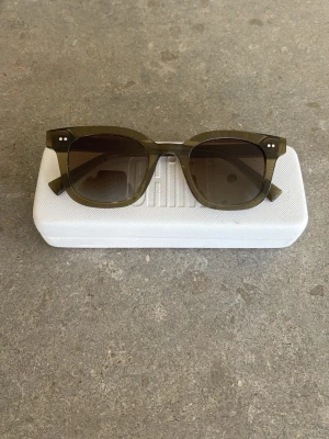 Chimi solglasögon  - Chimi solglasögon i nyskick. Nypris runt 1600kr. Färg olivgrön, Pris kan diskuterats vid affär 👍