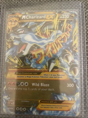 Mega Charizard EX Pokémonkort - Säljer ett Mega Charizard EX samlarkort från Pokémon TCG. Kortet har en färgstark design med Charizard i svart och blått, guldfärgade detaljer och japansk text. Kortet är inplastat i ett skyddsfodral och har attacken Wild Blaze.