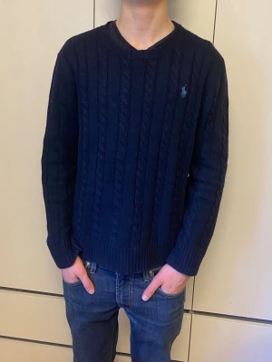 Blå Ralph lauren  - Snygg mörkblå Ralph lauren stickad tröja. Hör gärna av dig om du är intresserad!!