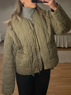  Olivgrön quiltad cardiganjacka - Intressekoll på quiltad jacka från Zara! Perfekt vårjacka 💓Så fint skick, gillar verkligen därav priset 🤩köpt för 899