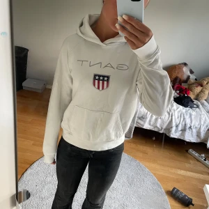Vit hoodie från Gant - Vit hoodie från Gant som passar till både vardagen men även festligare tillfällen! Perfekt för dig som vill bygga upp en clean girl garderob! Tröjan är i strl 158-164, 13-14  år 💕 Pris kan såklart diskuteras och skriv vid minsta fundering! 💕