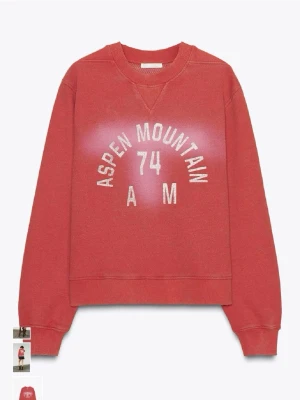 Röd sweatshirt Aspen Mountain - Cool röd sweatshirt med trycket 'Aspen Mountain 74 AM' i vitt framtill. Tröjan har rund halsringning, ribbade muddar vid ärmslut och nederkant samt en relaxed fit. Perfekt för en avslappnad och sportig stil.