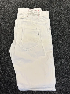 Vita limited edition jeans från Dondup - Säljer ett par vita jeans från Dondup Limited Edition. Nypris 3000 och mitt pris endast 599, skick 9/10. Storlek 32. Skriv ifall ni har funderingar!
