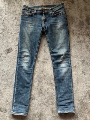Nudie Jeans - Riktigt fräscha nudie jeans i storlek 30/32. Modellen är grim tim. Finns inga hål eller andra defekter. Hör av dig om du har frågor!