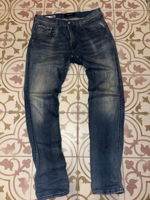 Replay Ambass - Riktigt sköna Replay ambass som är i hyperflex vilket gör dem riktigt sköna och flexibla! Snygga och naturliga slitningar, hör av er vid frågor😁🤝