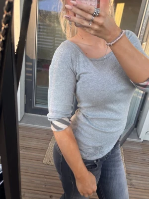 Grå topp med rutiga detaljer Burberry - Super söt vintage tröja från Burberry😍