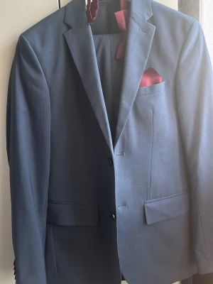 Kostym H&M Slim fit - Hej, säljer nu min kostym med skjorta, fluga och servett. Skjortan är Stl S, Kavaj är Slim fit stl S-M och Byxorna Stl 46 Slim fit. Hör av er vid frågor eller funderingar 💯😁