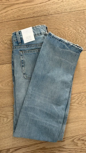 Ljusblå low rise straight jeans - Säljer ett par ljusblå jeans med low rise och raka ben från ZARA. Klassisk femficksmodell i mjuk denim, storlek 32 och finns inte att köpa längre i butik. Aldrig använda med lappen kvar! Nypris 399kr