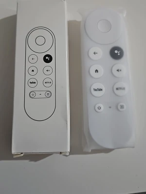 Vit Google Chromecast fjärrkontroll - Säljer en stilren vit Google Chromecast fjärrkontroll med rundade former och dedikerade knappar för YouTube och Netflix. Fjärren har minimalistisk design, tydliga knappar och är tillverkad i plast. Perfekt för att styra din streaming direkt från soffan.